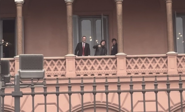 Milei sali&oacute; al balc&oacute;n de la Rosada con Santiago Caputo tras las cr&iacute;ticas de Macri
