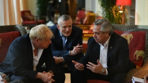 Alberto le reclam&oacute; a Johnson por Malvinas pero el brit&aacute;nico respondi&oacute;: "Es un tema cerrado hace 40 a&ntilde;os"
