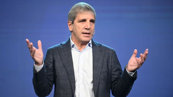 Caputo reconoci&oacute; que la econom&iacute;a &ldquo;est&aacute; creciendo a un menor ritmo&rdquo; y asoci&oacute; la fuerte ca&iacute;da de julio a &ldquo;ruidos puntuales&rdquo;