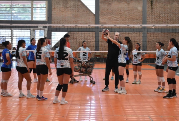 Daniel Castellani dict&oacute; una Cl&iacute;nica de Voley en Jujuy