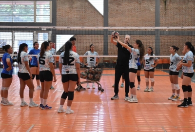 Daniel Castellani dict&oacute; una Cl&iacute;nica de Voley en Jujuy