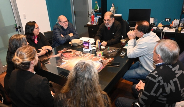 Municipio construye la primera cancha reglamentaria de hockey