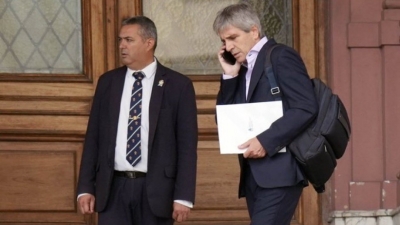 Caputo analiza una devaluaci&oacute;n acotada y bajar el impuesto pa&iacute;s