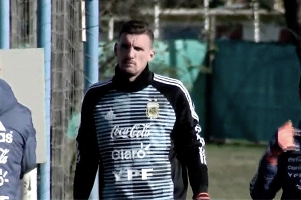 Scaloni recort&oacute; la lista a 32 integrantes y viaj&oacute; a Qatar con Armani