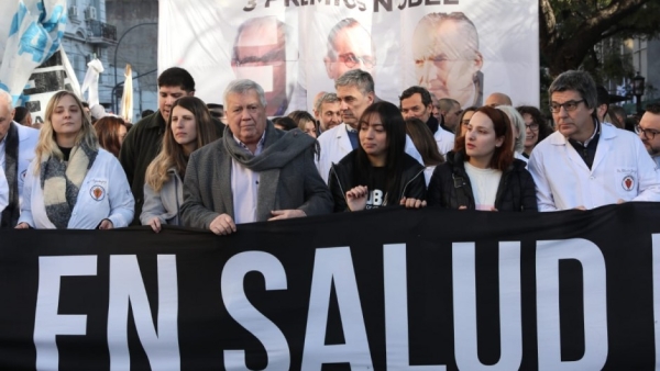 Denuncian que Milei le congel&oacute; el presupuesto al Cl&iacute;nicas