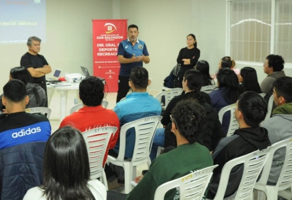 M&aacute;s de 60 participantes se capacitaron en arbitraje de v&oacute;ley con apoyo del municipio