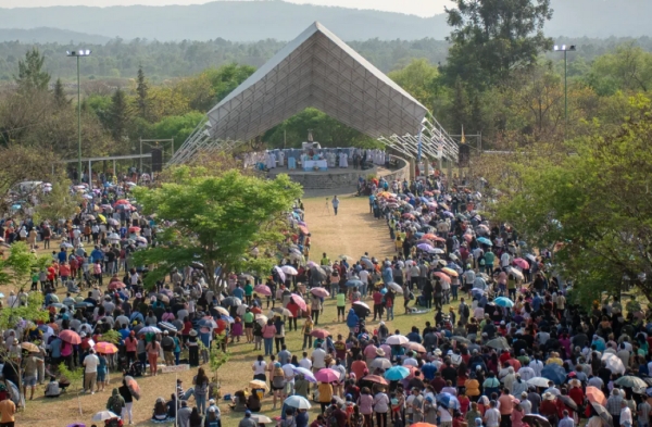Multitudinaria convocatoria en la primera peregrinaci&oacute;n a R&iacute;o Blanco