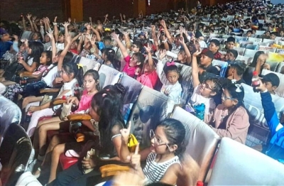 Colonias de vacaciones disfrutaron de una ma&ntilde;ana de cine