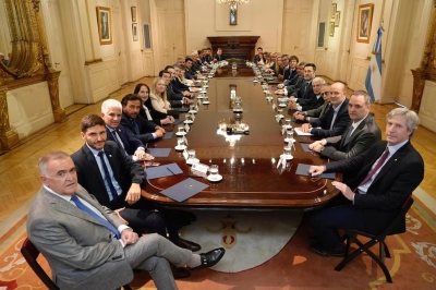 El Gobierno busca mejorar el v&iacute;nculo con los gobernadores, pero demora el giro de fondos: cu&aacute;nto les debe de ATN