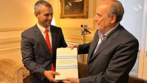 Ganancias: el Gobierno aclar&oacute; que el m&iacute;nimo no imponible ser&aacute; $1.350.000 y volver&iacute;an a pagar 800 mil personas