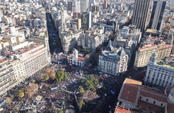 El peronismo desbord&oacute; la Plaza de Mayo y advirti&oacute; a Milei: "Hoy empieza la resistencia"
