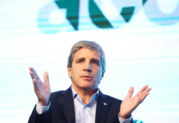 A tres d&iacute;as del vencimiento, Caputo detall&oacute; de d&oacute;nde saldr&aacute;n los d&oacute;lares para pagar USD 4.200 millones el 9 de julio