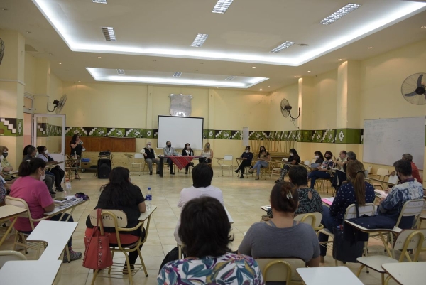 Cobro de haberes, y pasant&iacute;as en reuni&oacute;n con docentes del IES 11