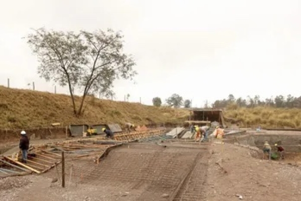 Morales recorri&oacute; la obra de la pista de skate en Alto Comedero