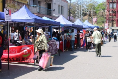 Exposici&oacute;n de talleres municipales en el Paseo Pachamama