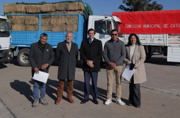 Entregaron forraje y le&ntilde;a a la comunidad de Catua