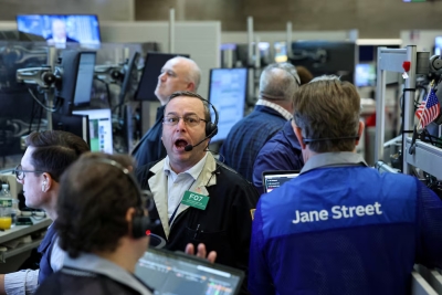 Jornada financiera: el petr&oacute;leo salt&oacute; 10%, cayeron las acciones argentinas y el riesgo pa&iacute;s no pudo perforar los 400 puntos