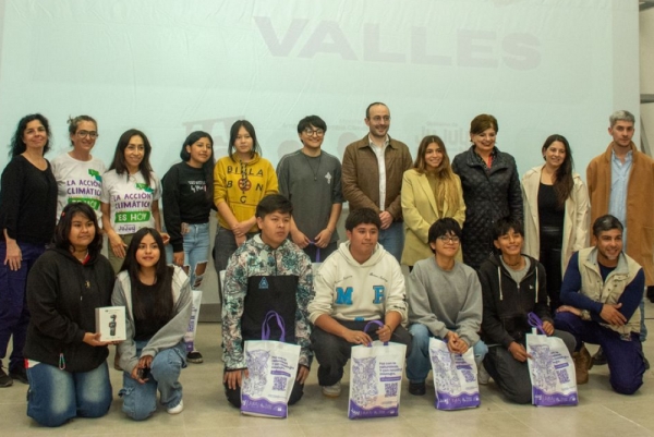 Estudiantes recibieron el premio &quot;1 Minuto por mi Tierra&quot;