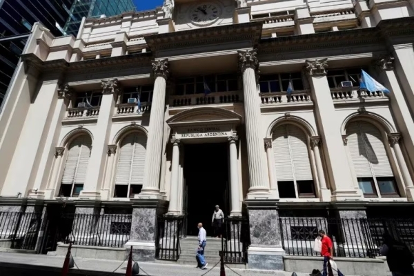 Jornada financiera: el BCRA recuper&oacute; d&oacute;lares por tercera ronda consecutiva y el d&oacute;lar libre subi&oacute; a $546