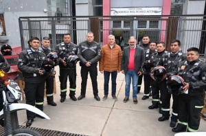 Jorge entreg&oacute; cascos de &uacute;ltima tecnolog&iacute;a a agentes de tr&aacute;nsito