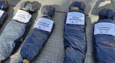 "La forma" de manifestarse "no puede ser exhibir bolsas mortuorias"