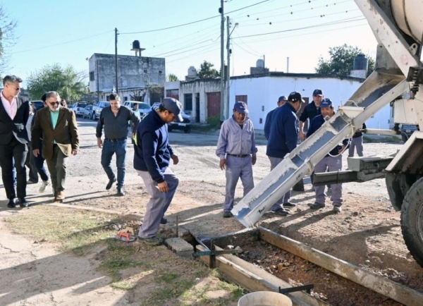 Obras mixtas de cord&oacute;n cuneta en Alto Comedero