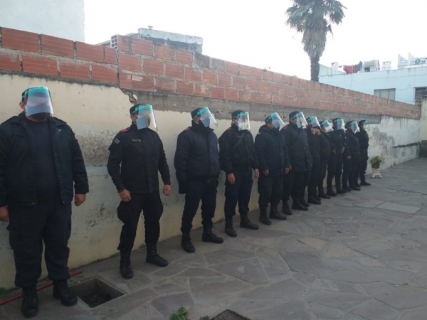 Entregaron m&aacute;scaras de protecci&oacute;n a polic&iacute;as