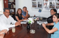 Ministro de trabajo con trabajadores viales