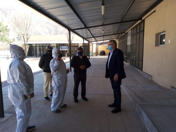 El Gobernador visit&oacute; el hospital de campa&ntilde;a de volc&aacute;n