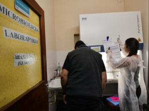 T&eacute;cnicos del Malbran validan c&aacute;maras de bioseguridad