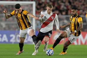 River venci&oacute; a The Strongest y se meti&oacute; en los octavos