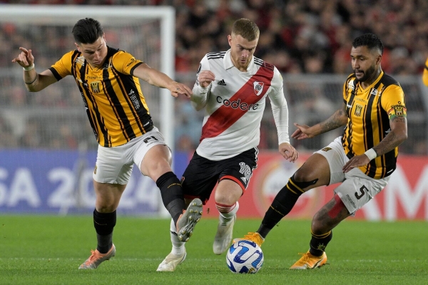 River venci&oacute; a The Strongest y se meti&oacute; en los octavos