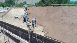 Obras de capa de barro y paja sobre la cubierta de iglesia de Uqu&iacute;a