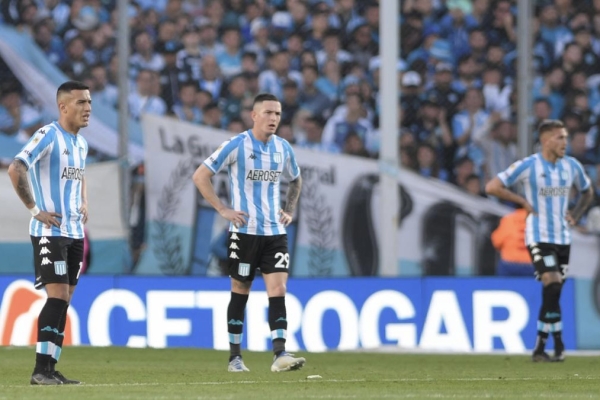 Racing perdi&oacute; sobre la hora ante River y no pudo quedarse con el torneo