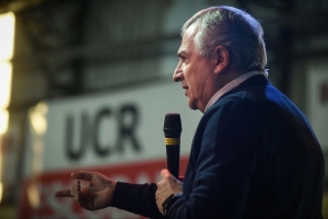 "Mientras Cristina parece aterrizar de otro planeta, Alberto est&aacute; en la estrat&oacute;sfera"