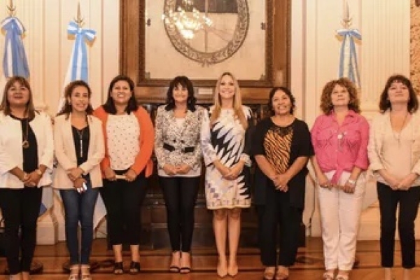 Tulia Snopek entreg&oacute; reconocimiento a mujeres solidarias juje&ntilde;as