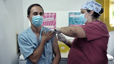 Afirman que el tercer refuerzo de la vacuna contra el coronavirus sirve para sostener la cobertura