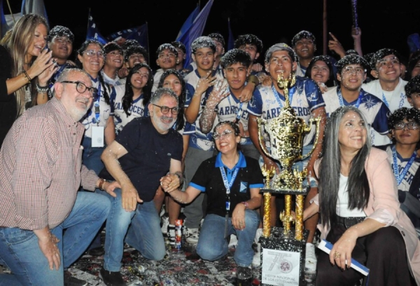 Jorge acompa&ntilde;&oacute; la premiaci&oacute;n de los carroceros en el cierre de la 75&ordf; FNE