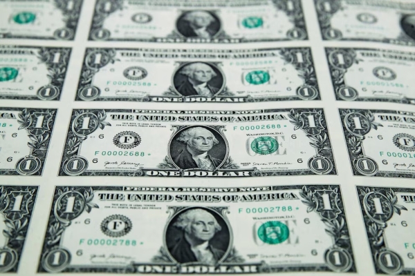 El d&oacute;lar baj&oacute; por tercer d&iacute;a seguido y se aleja del techo de las bandas cambiarias