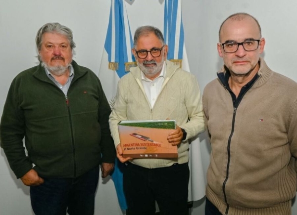 Fundaci&oacute;n ProYungas don&oacute; al intendente Jorge el libro &ldquo;Argentina Sustentable"