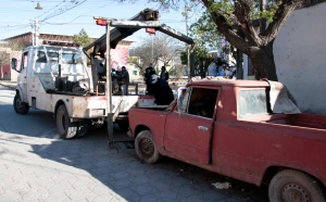 Removeran vehiculos abandonados en los barrios capitalinos