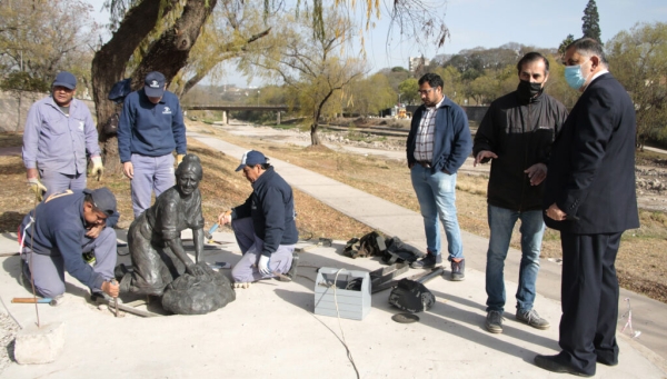 Esculturas de bronce de "Las lavanderas" en el Xibi-xibi