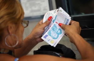 Los salarios registrados volvieron a quedar por debajo de la inflación en marzo