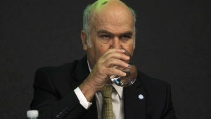 El gobierno echó a un funcionario, lo indemnizó con 110 millones de pesos y lo contrató al día siguiente