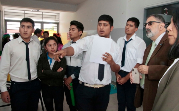 QUED&Oacute; HABILITADO EL ESTUDIO DE RADIO ESTUDIANTIL Y LOS ALUMNOS EXPUSIERON PIEZAS COMUNICACIONALES