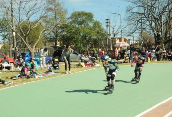 Furor por el Pat&iacute;n Carrera: m&aacute;s de 70 ni&ntilde;as coparon el Patin&oacute;dromo Nora Vega