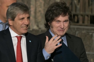 Tras la derrota electoral, el Gobierno ratific&oacute; el plan econ&oacute;mico y Caputo descart&oacute; cambios para el d&oacute;lar y el super&aacute;vit