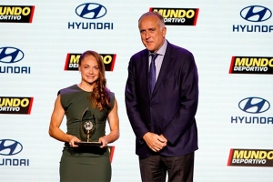 Estefan&iacute;a Banini fue premiada en la Gala Femenina del F&uacute;tbol Europeo