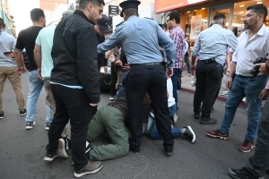 Karina Milei y Mart&iacute;n Menem cerraron la campa&ntilde;a en Corrientes y otra vez hubo incidentes en la caravana: dos detenidos