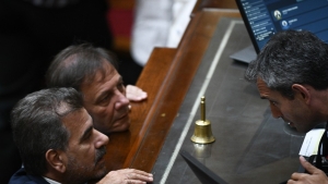 Milei no convoca a los gobernadores y se arriesga a una derrota con el impuesto Pa&iacute;s
